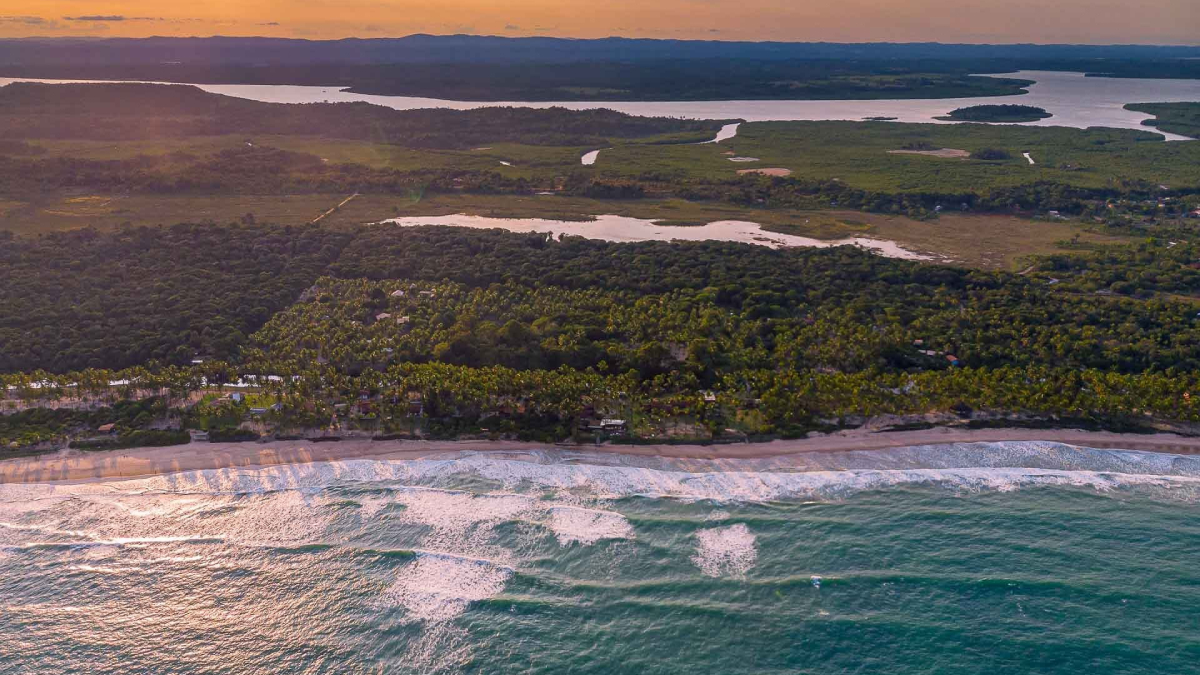 A diversidade hídrica permite alternar o sal do mar com banhos em água doce na Lagoa do Cassange / Divulgação/Prefeitura de Maraú