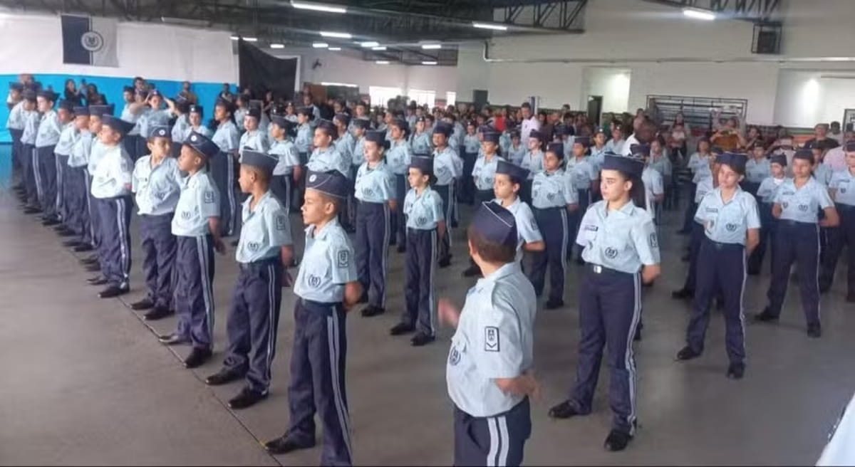 De acordo com o edital, os kits de uniformes incluem duas camisetas de manga curta, duas calças, um casaco e duas bermudas