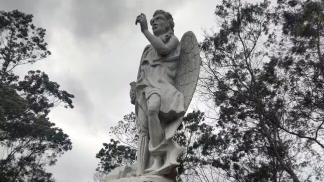 Terreno com monumento imponente está interditado há mais de um ano