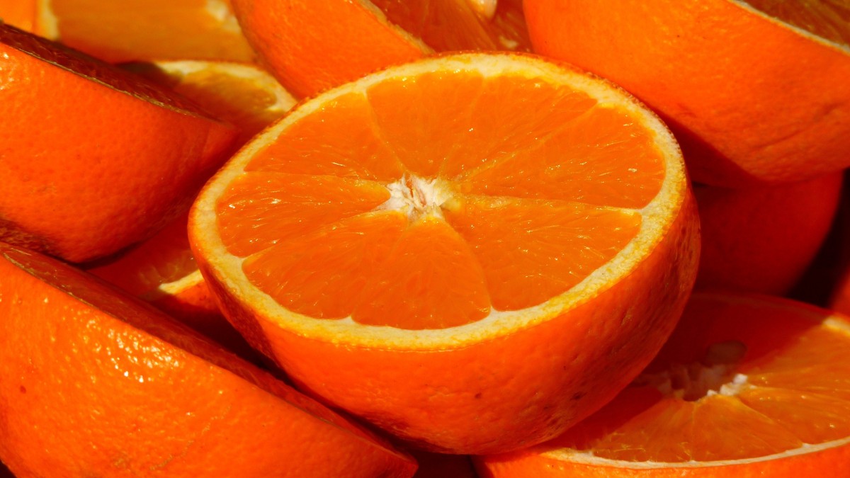 A laranja oferece diversos nutrientes ao corpo, mas para o intestino o destaque está no consumo da fruta com o bagaço. É no bagaço que se concentram as fibras insolúveis, responsáveis por estimular o trato intestinal. Sem essa parte, boa parte do benefício digestivo da fruta acaba sendo perdida / Pixabay
