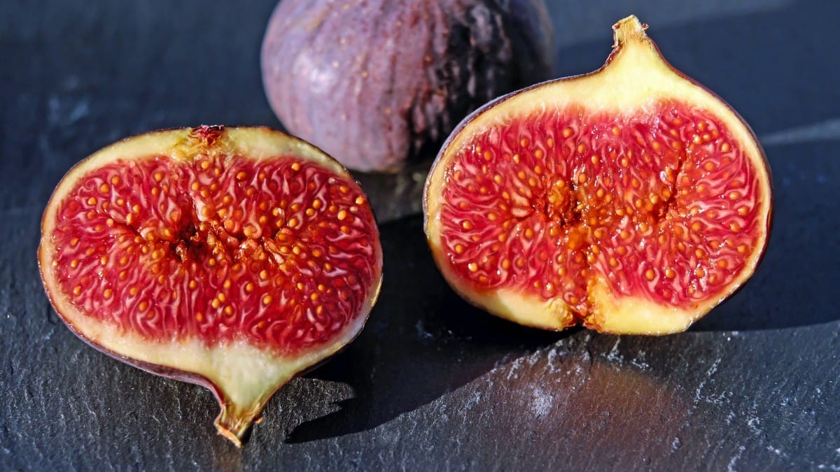 O figo encerra a lista como uma das frutas com maior impacto positivo na microbiota intestinal. Ele combina fibras alimentares e probióticos, favorecendo o equilíbrio do intestino. "Independentemente de seco ou fresco, a fruta melhora o trânsito intestinal e aumenta o volume fecal rapidamente", afirma Sabina Donadelli / Pixabay