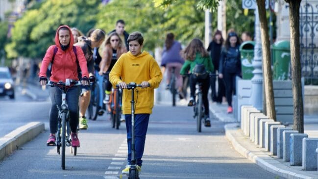 O uso de patinetes reduz congestionamentos e ajuda a desafogar o trânsito nas metrópoles / Pixabay