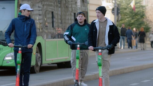 Apesar dos benefícios, o uso responsável dos patinetes é essencial para evitar acidentes e conflitos no trânsito / Pixabay