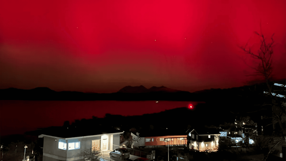 Embora imprevisível e dependente de intensa atividade solar, o fenômeno pode surgir logo após o pôr do sol