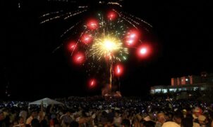 Para quem busca celebrar a chegada do novo ano, a tradicional queima de fogos na Boca da Barra será o ponto alto da virada