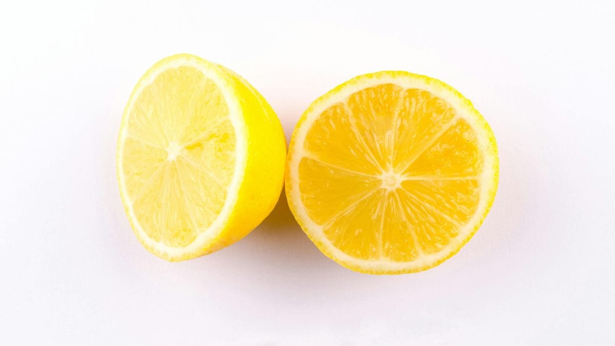 Limão: O melhor desintoxicante natural para equilibrar o pH do corpo após o consumo de drinks ou petiscos de praia/Pexels