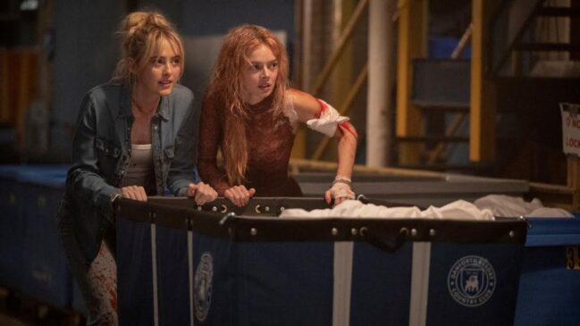 Samara Weaving e Kathryn Newton em cena de 'Casamento Sangrento: A Viúva'