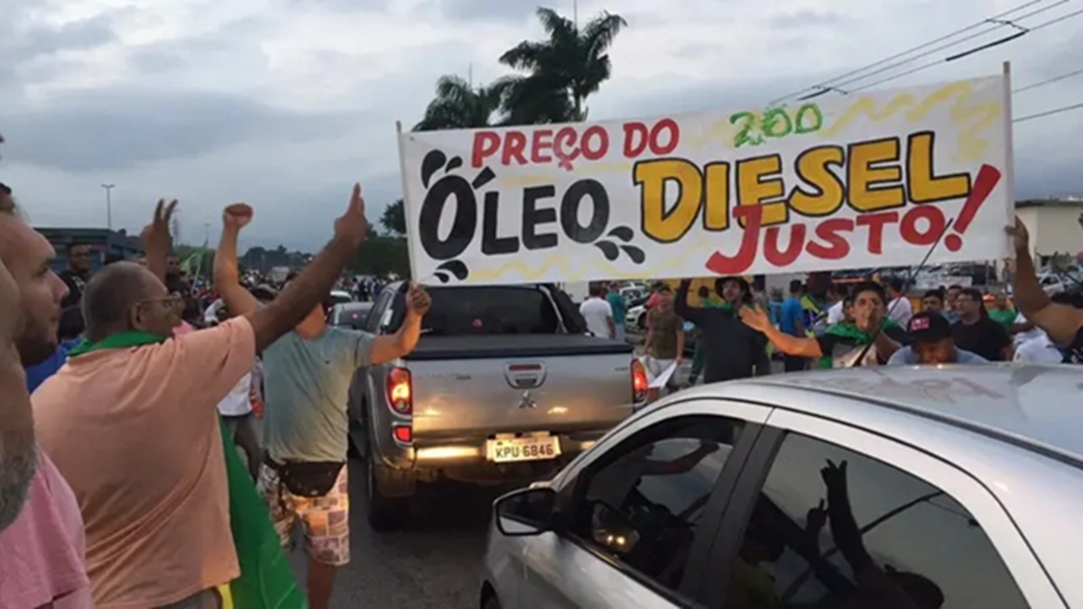 Diesel em alta: Caminhoneiros pararam as estradas em reação à escalada do preço do combustível, que afetava diretamente o custo do transporte e reduzia o lucro do frete (Reprodução)