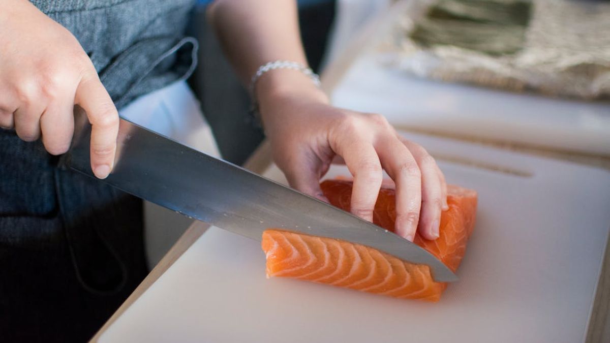 O salmão do Oceano Pacífico volta do mar à água doce para se reproduzir, mas quase ao mesmo rio em que nasceu (Huy Phan/Pexels)