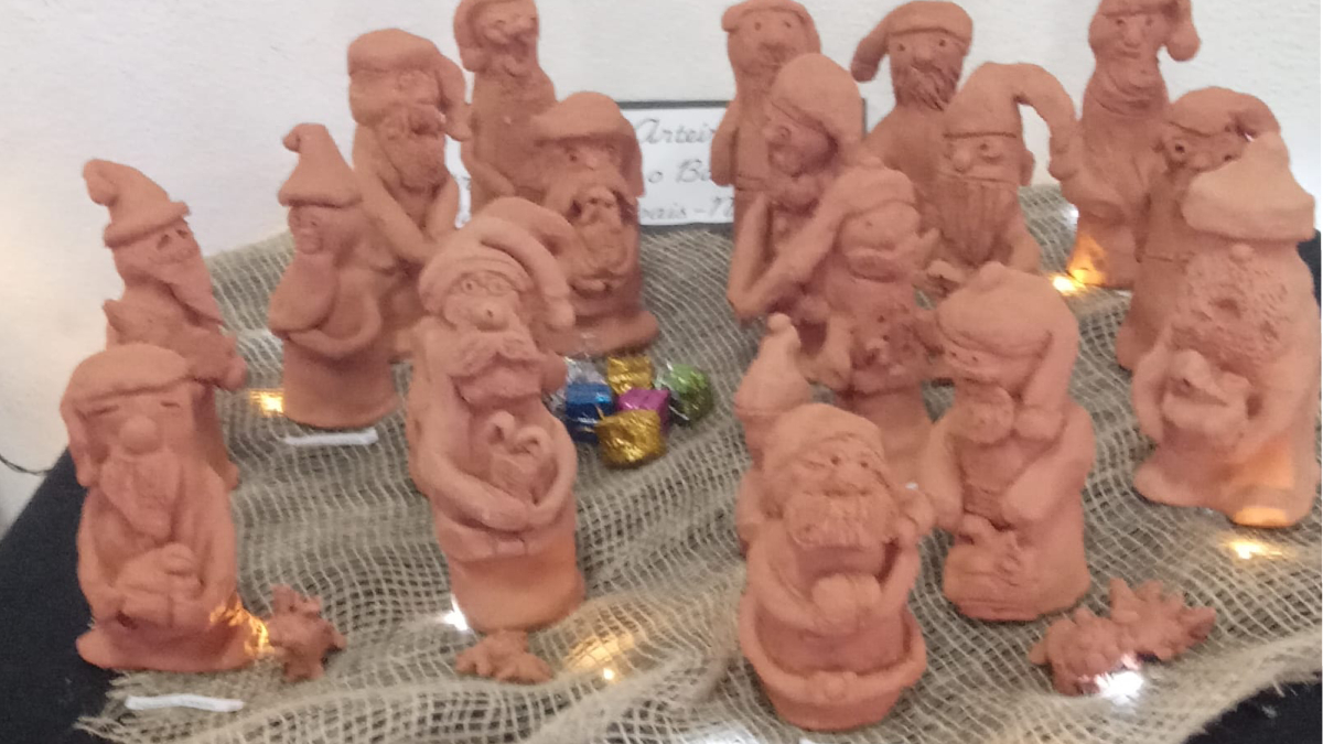 A mostra possui diversos trabalhos de peças de argila feitas por crianças / Nayara Martins/DL
