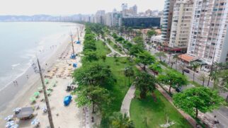 Basta caminhar pela orla da Ponta da Praia para perceber o avanço da verticalização