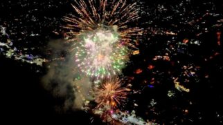 Cidade espera recorde de turistas e adota estratégia inédita de distribuição de fogos de baixo ruído em comunidades tradicionais.