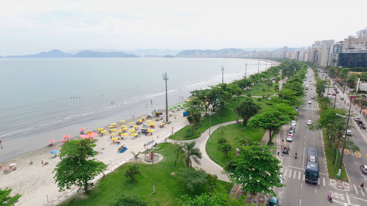 Prefeituras montam esquemas especiais para lidar com o triplo da população local.