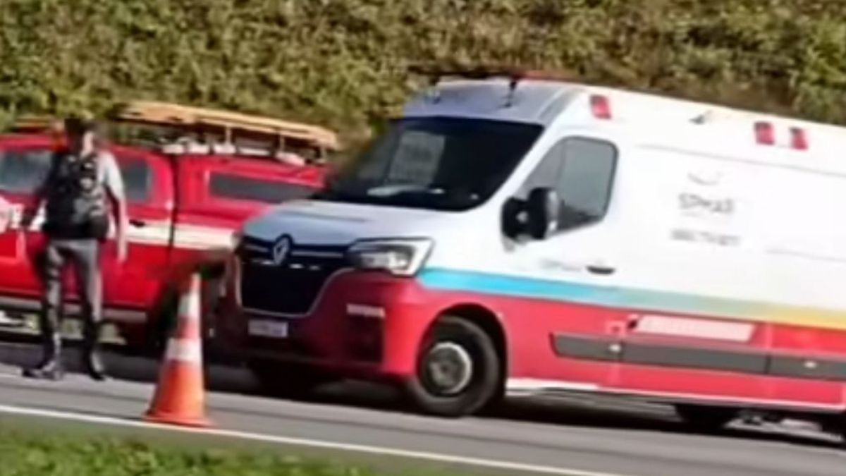 Motorista de 21 anos sofreu lacerações e fratura no punho; helicóptero Águia foi acionado para o atendimento