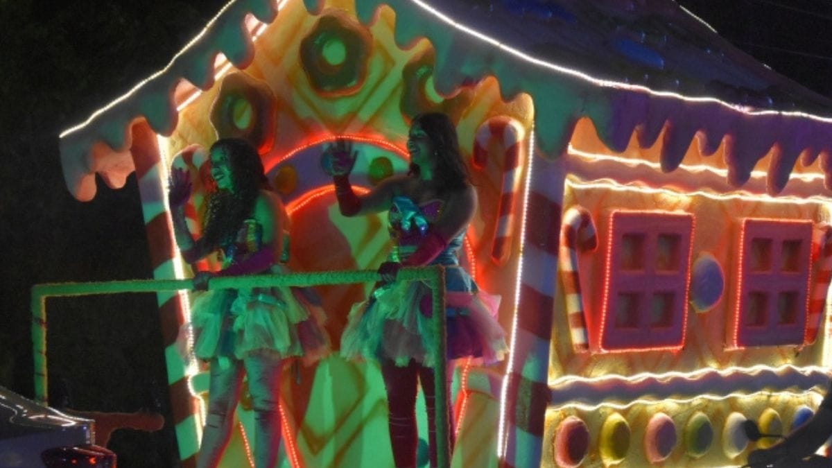 A Parada de Natal Christmas Experience reuniu 12 veículos temáticos e cerca de 40 personagens em um desfile que percorreu os principais bairros da cidade no último domingo (21)/Divulação