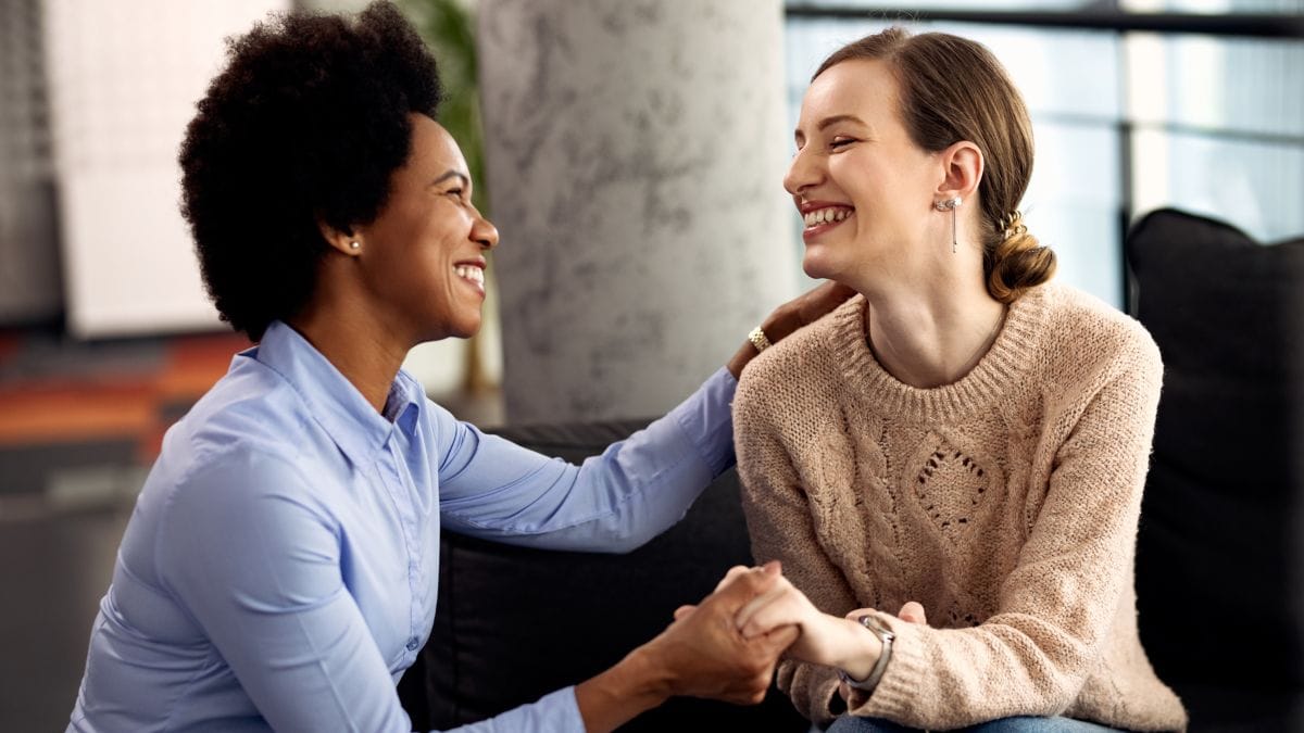 Relações profundas e conversas empáticas refletem maturidade emocional e habilidades cognitivas elevadas/ Drazen Zigic/Freepik