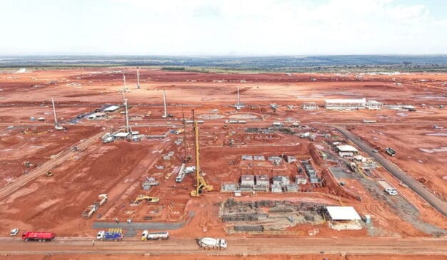 Instalada em uma área de 3,5 mil hectares, a megafábrica terá capacidade para produzir 3,5 milhões de toneladas de fibra de eucalipto por ano