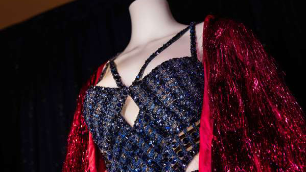 O body azul-escuro cravejado de cristais da grife Zuhair Murad / Divulgação/Disney