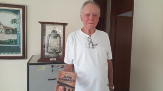 Jaime Carrasco mostra o livro que conta a sua trajetória de vida e na política