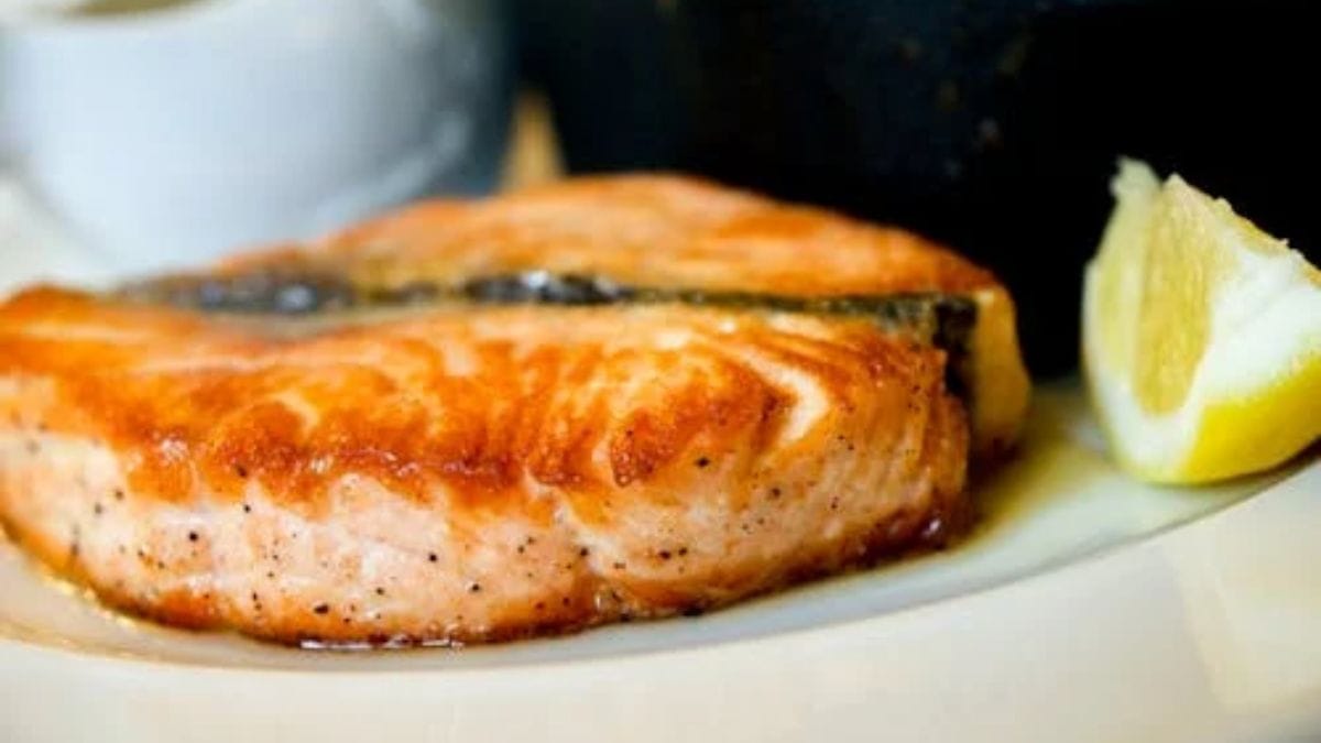 À medida que se aproxima da época da procriação, a cabeça do macho muda de forma, alongando e curvando a mandíbula inferior em forma de gancho e a carne ganha uma coloração esbranquiçada (Krisztina Papp/Pexels)