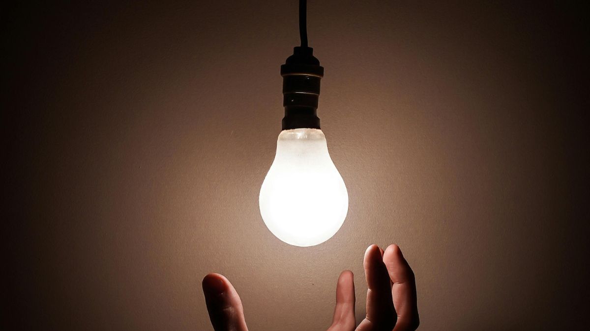 A baixa temperatura de operação do OLED permite que os painéis sejam instalados em contato direto com materiais sensíveis como madeira e plásticos sem risco de incêndio ou degradação/Pexels