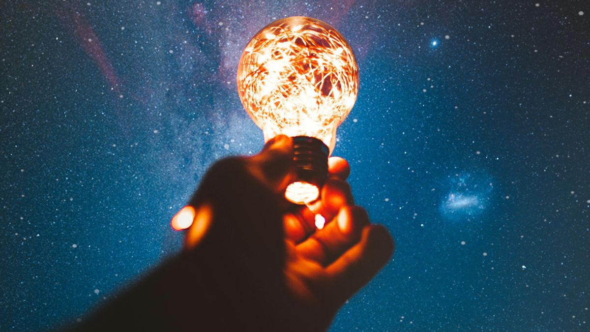 Por dispensar estruturas metálicas pesadas de refrigeração e utilizar compostos orgânicos a nova tecnologia reduz o impacto ambiental no descarte e facilita o processo de reciclagem de componentes luminosos/Pexels