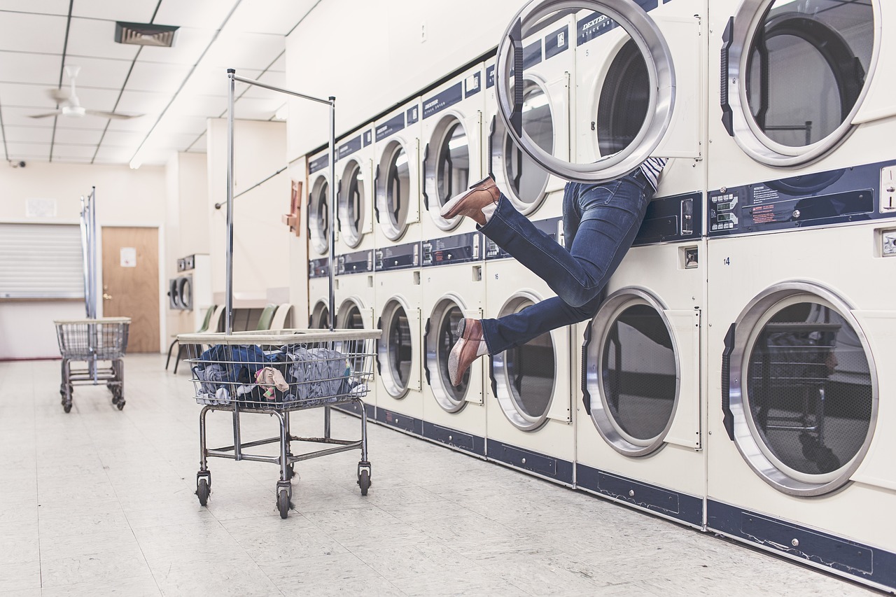 Umidade, pouca ventilação e hábitos comuns podem comprometer o cheiro das roupas e a vida útil da lavadora/Pixabay