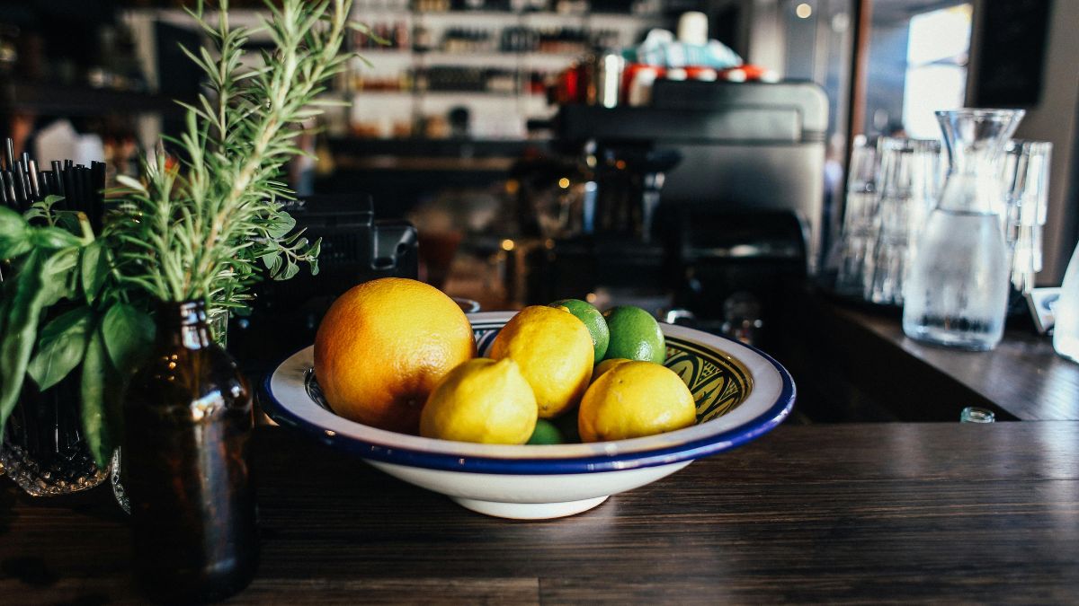 A prática de ferver cascas de limão com manjericão e alecrim tem sido amplamente difundida