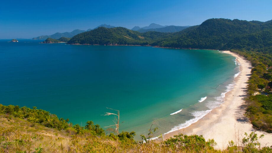 Além da herança colonial, Paraty é cercada por Mata Atlântica preservada e por praias de águas claras distribuídas entre enseadas e ilhas