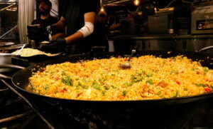 O evento ocorre diariamente das 17h à meia-noite e conta com mais de 20 expositores, entre food trucks, chefs e restaurantes