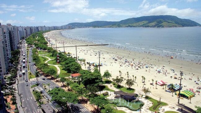 A bela e inconfundível orla da praia de Santos