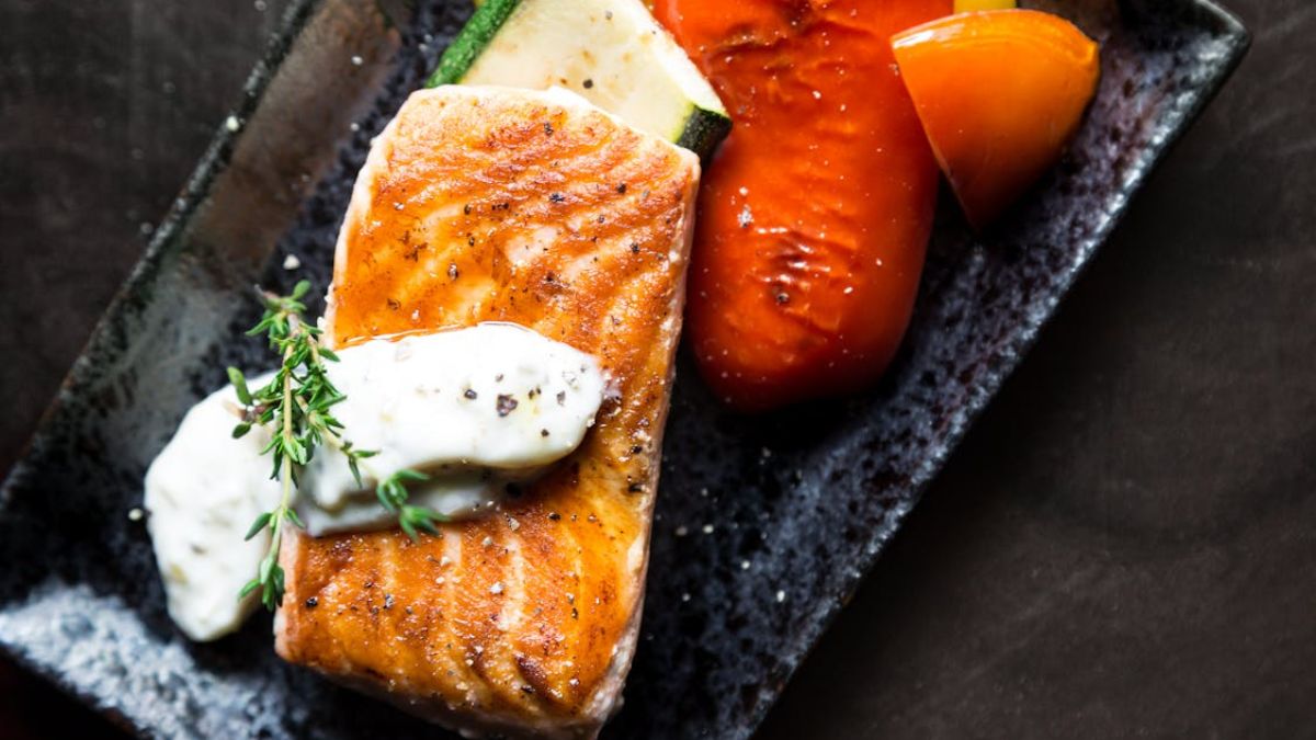 Assim como o próprio salmão, ela pode ser feita como filé, frita e principalmente assada, conservando seu ômega 3 (Malidate Van/Pexels/Imagem Meramente Ilustrativa)