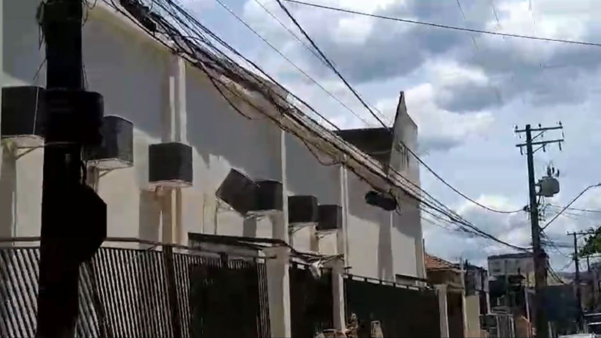 A ventania ainda quase derrubou um dos aparelhos de ar condicionado da igreja (Reprodução)
