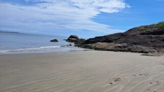 Peruíbe possui uma praia secreta, escondida entre as montanhas e acessível apenas por trilha