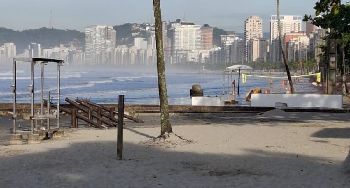 A situação é monitorada e pode variar conforme as condições do tempo e da maré ao longo do dia.