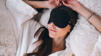 Além de combater a insônia, pesquisas mostram que o uso de máscaras de olhos pode diminuir a percepção de dor e aumentar a atenção no dia seguinte