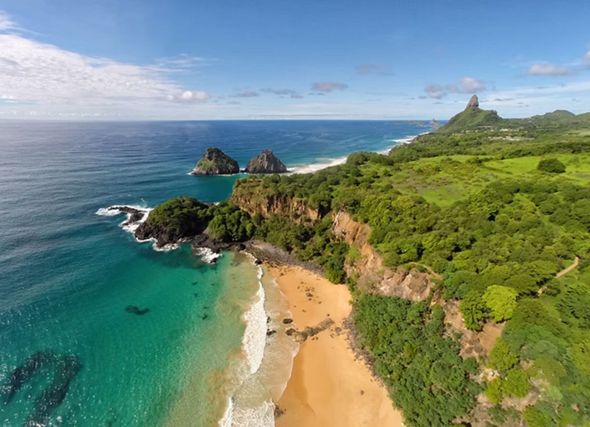 Baía do Sancho: águas cristalinas, falésias imponentes e vida marinha abundante fazem da Baía do Sancho um ícone mundial de preservação (Divulgação)