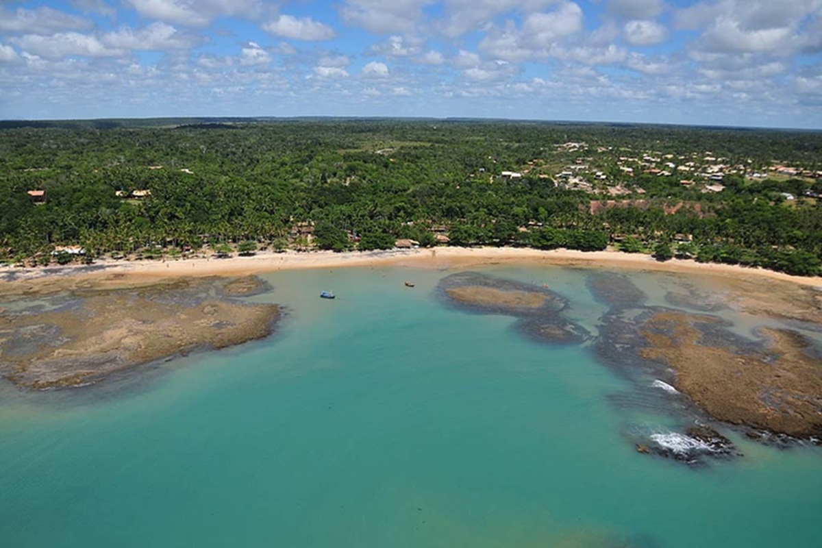 Praia do Espelho: piscinas naturais e falésias coloridas transformam a Praia do Espelho em um dos cenários mais sofisticados do litoral brasileiro (Divulgação)