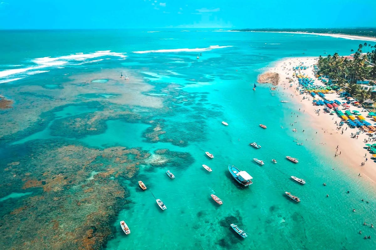 Porto de Galinhas: piscinas naturais protegidas por recifes garantem águas calmas e atraem famílias durante todo o ano (Divulgação)