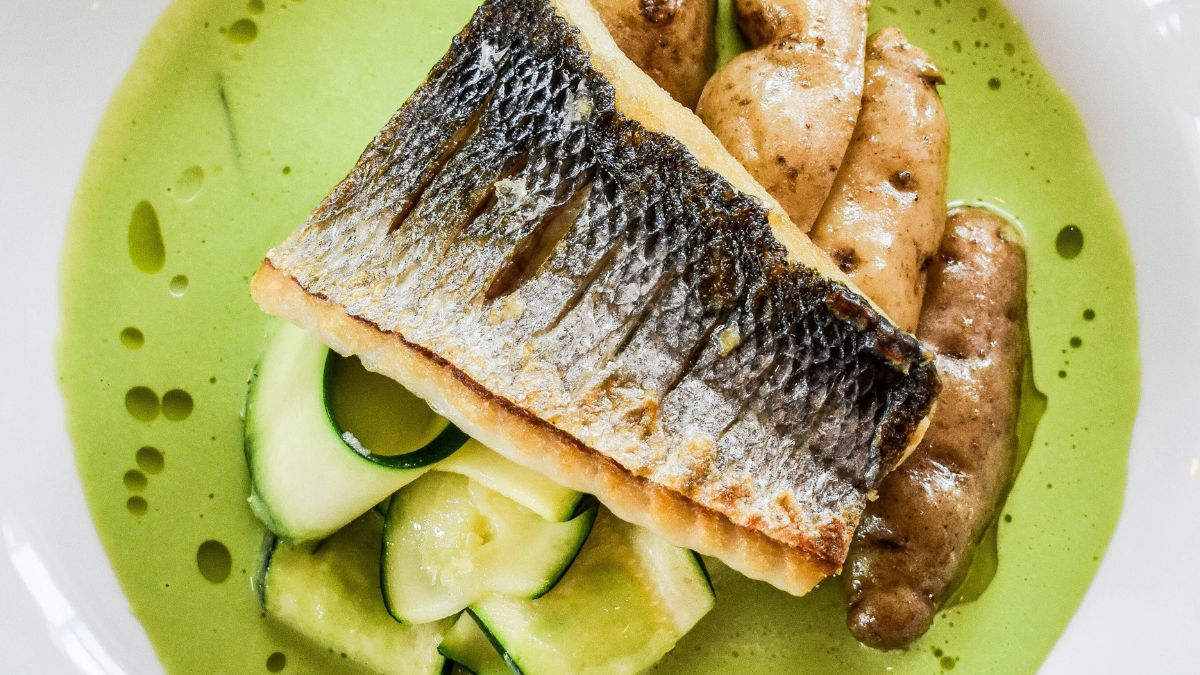 A merluza é uma das fontes mais acessíveis de proteína de alta qualidade e baixo teor de gordura. Por ser um peixe branco de sabor suave, ela é a base perfeita para temperos cítricos e ervas frescas/Unsplash