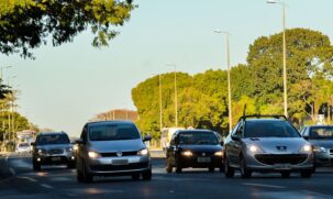 Agora, farol aceso é opcional em rodovias duplicadas durante o dia, quando a visibilidade for adequada