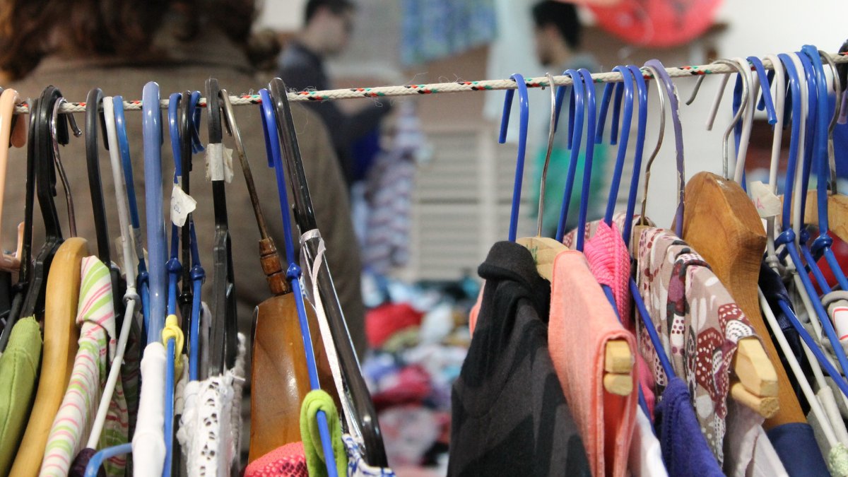 Os primeiros brechós surgiram na Europa do século XIX, quando roupas usadas começaram a ser vendidas em feiras populares / Pixabay