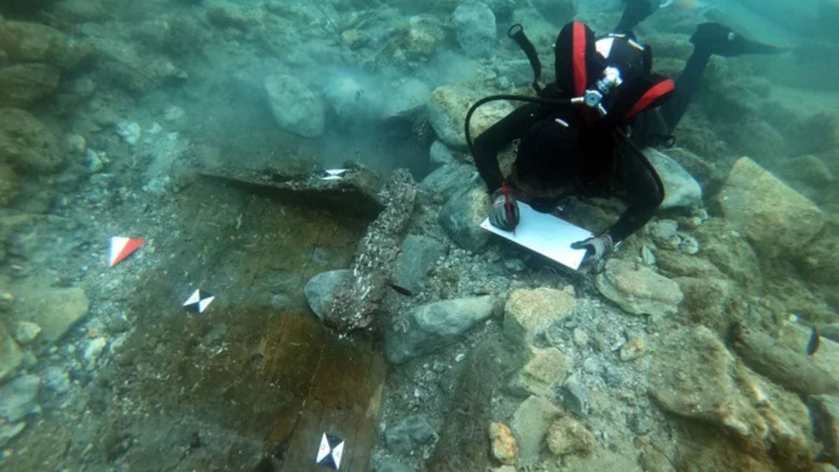 O navio transportava alúmen, um mineral raríssimo na Antiguidade usado para fixar cores em tecidos. A descoberta prova que a Sicília era o coração de uma rede comercial de luxo entre gregos e fenícios/Reprodução
