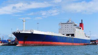 Descubra como a tinta de cobre salvou barcos de cracas e parasitas, estabelecendo um padrão visual que perdura até hoje