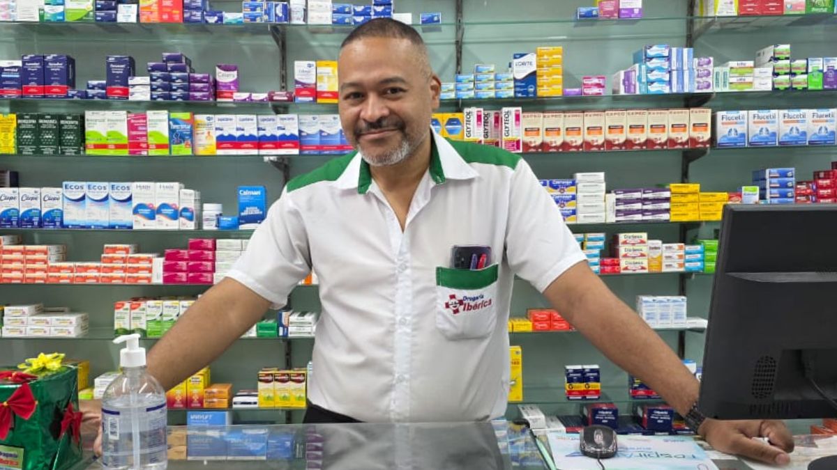 Seu Ney trabalha há 37 anos na Drogaria Ibérica, no Boqueirão, em Praia Grande