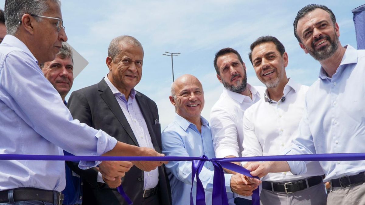 O Porto de Santos ganhou mais uma passarela de pedestres sobre a linha férrea