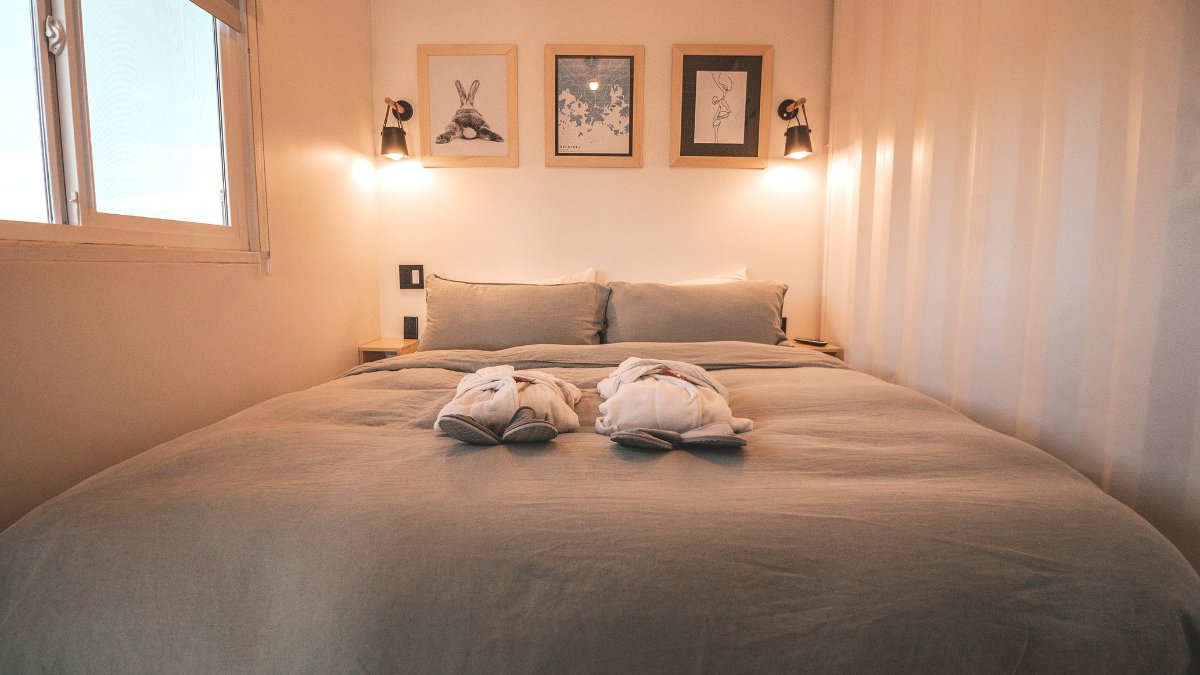 Vai viajar? Antes de pular na cama, confira este checklist de higiene em hotéis. Especialistas recomendam higienizar itens de alto contato, como o controle remoto e interruptores, que costumam ser esquecidos na limpeza pesada. Garanta uma estadia segura e livre de germes! / Pixabay