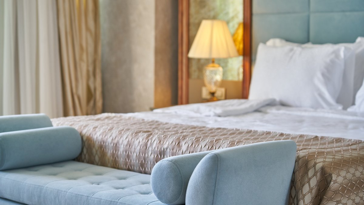 Hora de ir embora? Não esqueça nada! Verifique embaixo da cama, atrás das cortinas e dentro do chuveiro. Além disso, uma foto rápida do frigobar pode evitar cobranças indevidas no seu check-out. Viaje com tranquilidade e organização! / Pixabay