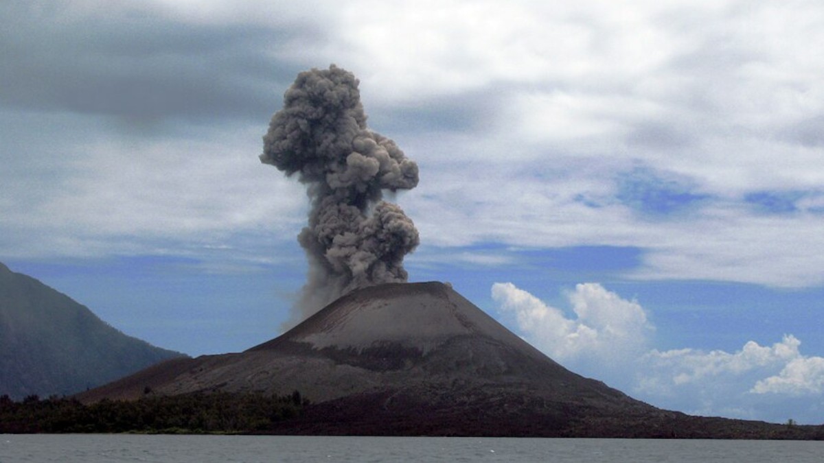 O colapso do vulcão provocou tsunamis gigantes que devastaram cidades costeiras na Indonésia / flydime/Wikimedia Commons