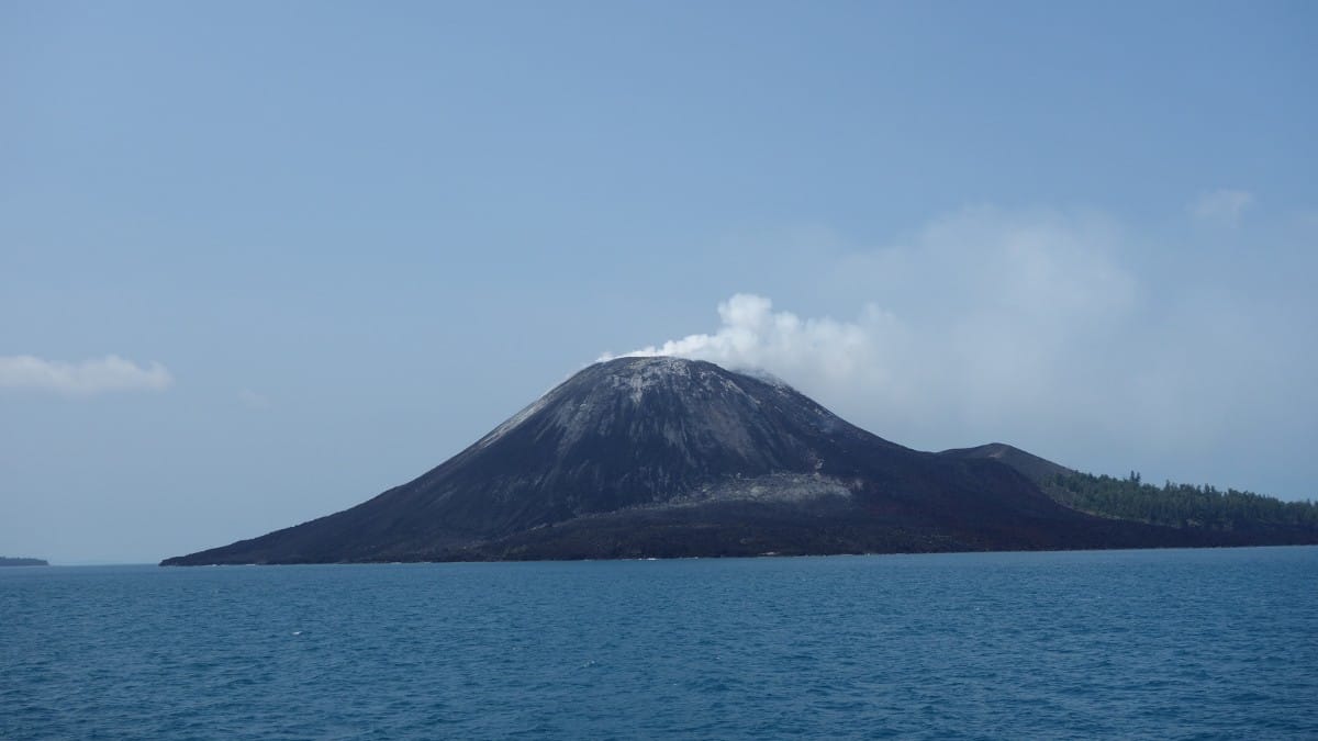 Considerada uma das maiores explosões vulcânicas da história, a erupção do Krakatoa matou mais de 36 mil pessoas / Uprising/Wikimedia Commons
